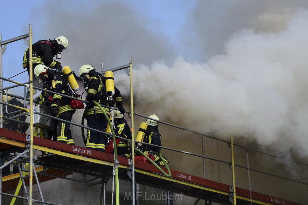 Dachstuhlbrand Koeln Poll Geislarerstr P201.JPG - Miklos Laubert